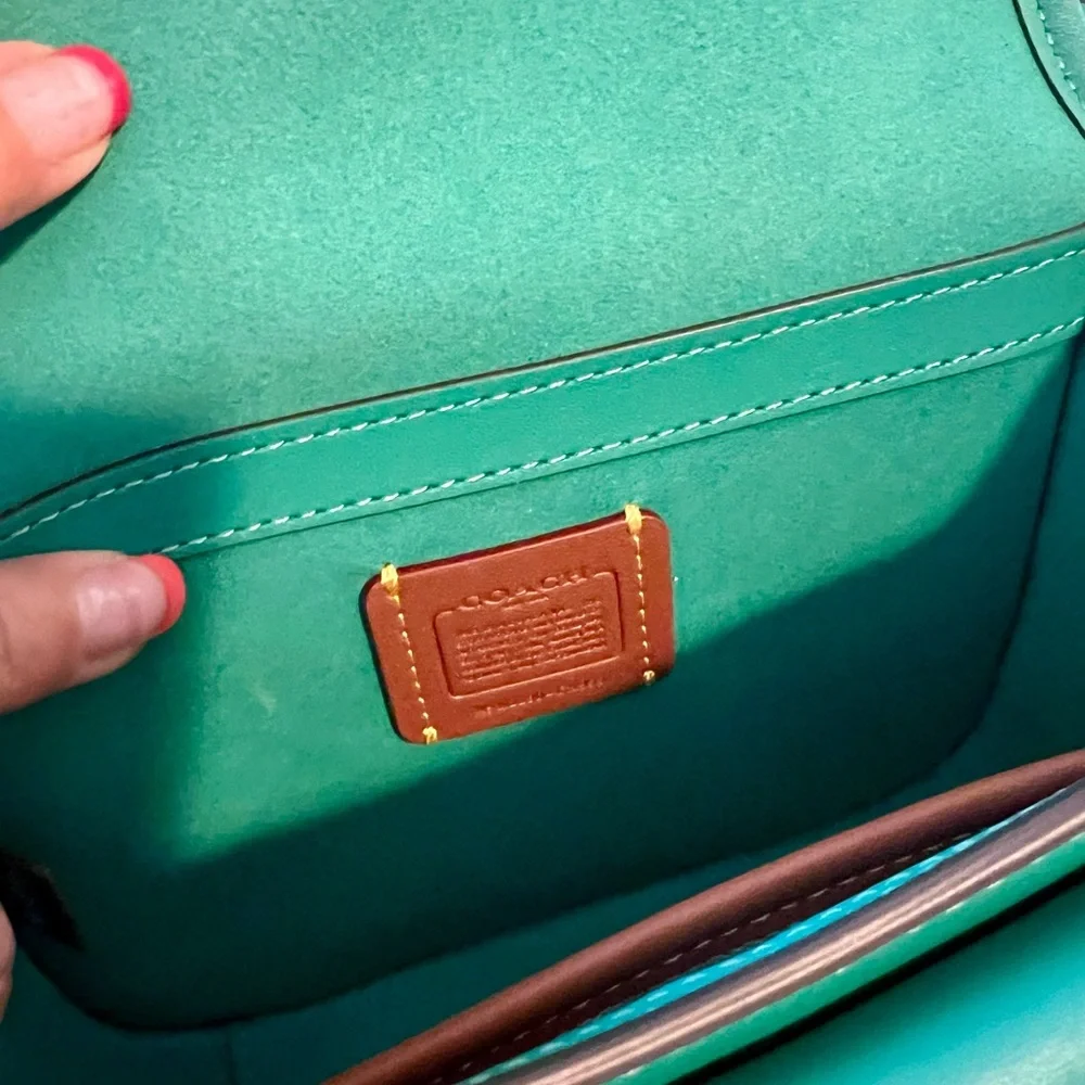 Coach Green Crossbody Bag with Modern Design - Picture 3 of 7